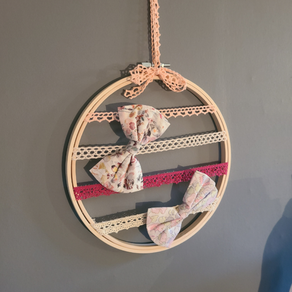 Porte barrettes sur cercle en bois et fils de dentelles tendus