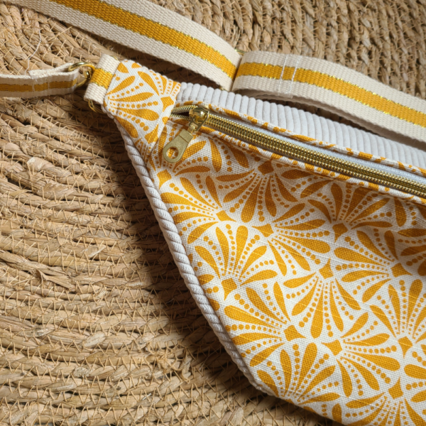 Sac banane tissu jaune et velours blanc cassé avec fermeture dorée