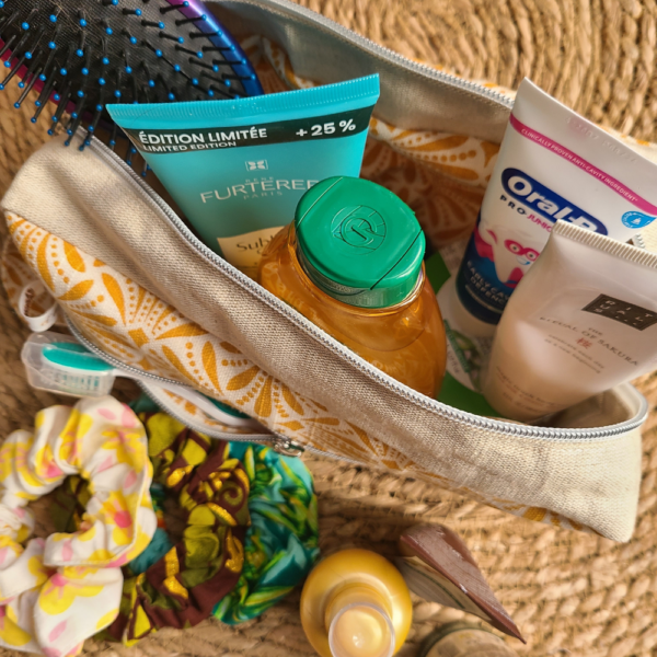 trousse de toilette avec aperçu de produits possibles de mettre dedans