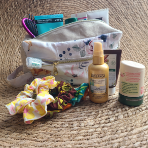 trousse de toilette avec produits dedans