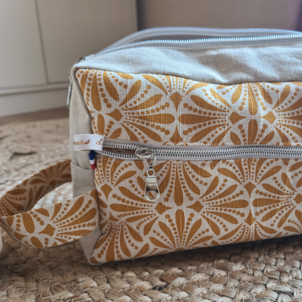 face de la trousse de toilette jaune et beige avec fermeture