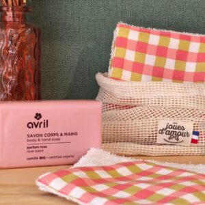 kit savon à la rose et lingettes à carreaux