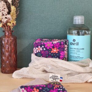 kit eau micellaire et lingettes fleurs violettes